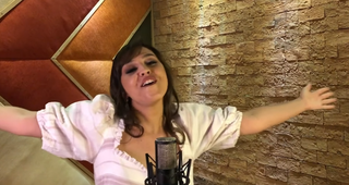 Pricila canta em clipe musical de canção &#34;Novos Tempos Chegaram&#34;. (Foto: Reprodução YouTube)