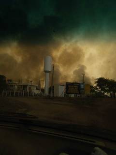 Fumaça causada por incêndio nas imediações do Porto Esperança. (Foto: Divulgação/CBM)
