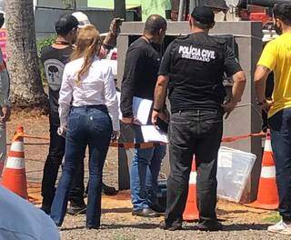 Policiais, peritos e técnicos da Energisa verificando medidor de consumo de energia. (Foto: Polícia Civil/Divulgação)
