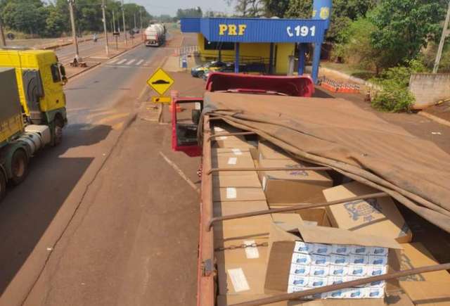 Pol&iacute;cia descobre 200 mil ma&ccedil;os de cigarros contrabandeados em carreta roubada