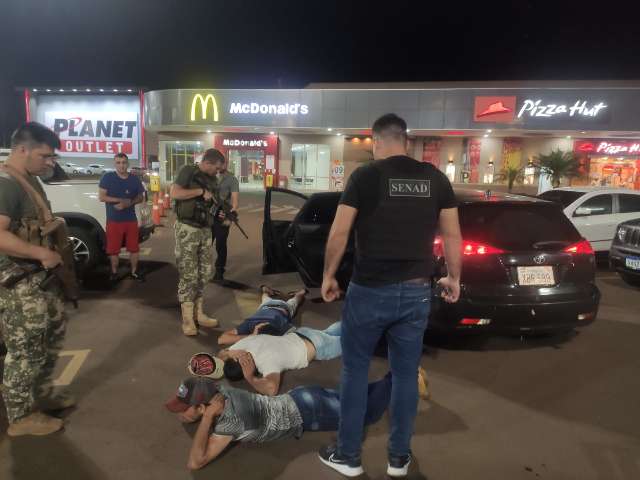 Trio &eacute; preso enquanto negociava maconha em estacionamento de shopping 