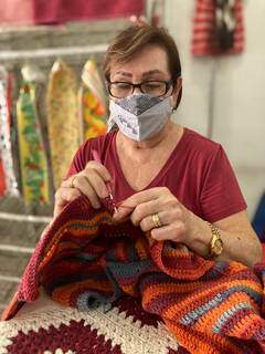 Cleonice Rezende fazendo crochê na Casa das Lãs, loja que há 50 anos funciona na Rua 14 de Julho. (Foto: Suzana Serviam)