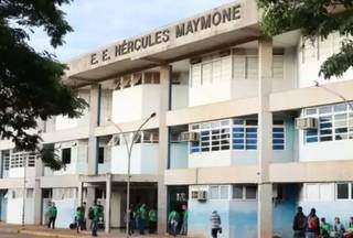 Aluno leva arma falsa à escola e causa pânico em colegas de sala Aluno leva arma falsa à escola e causa pânico em colegas de sala