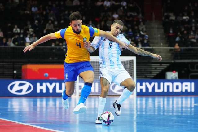 Brasil vacila e v&ecirc; Argentina se classificar para final do Mundial de Futsal 