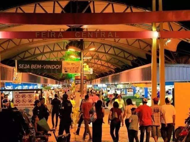 Feira improvisada em canteiro central gera impasse; prefeitura