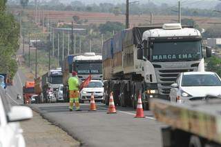 Trânsito ficou lento na rodovia após o acidente. (Foto: Marcos Maluf)