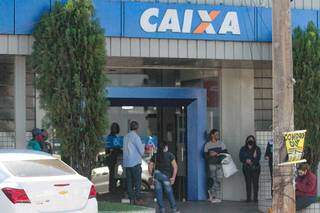 Fila em frente de agência da Caixa, em Campo Grande (Foto: Marcos Maluf)