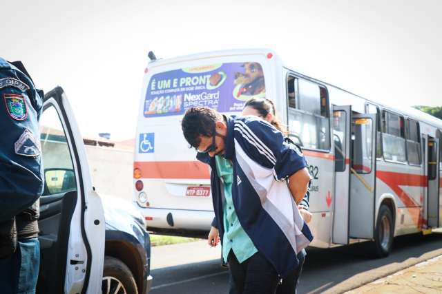 Passageiro esfrega p&ecirc;nis em mulher e acaba detido dentro de &ocirc;nibus
