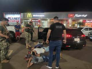 Trio &eacute; preso enquanto negociava maconha em estacionamento de shopping 