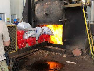 Agente da PF acompanha incineração de droga em forno de indústria. (Foto: Divulgação)
