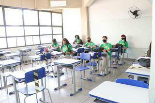 Alunos em sala de aula de escola estadual; a partir de segunda, salas estarão com 100% dos alunos. (Foto: Henrique Kawaminami/Arquivo)