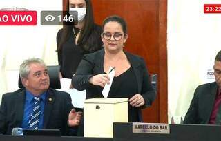 Ká Nogueira votando em sessão realizada na noite de ontem (28), em Chapadão do Sul. (Foto: Reprodução/MS Todo Dia)