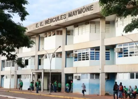 Aluno leva arma falsa &agrave; escola e causa p&acirc;nico em colegas de sala 