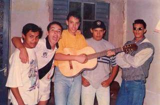 A esquerda, Osael e Ismael com outros amigos do Aero Rancho, na década de 90. (Foto: Arquivo Pessoal)