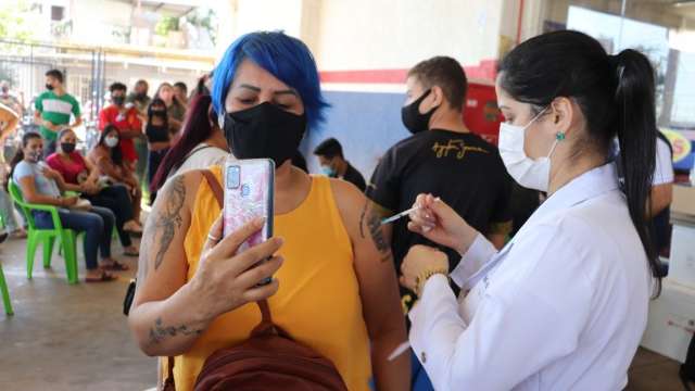 Quinta de "mutirão" tem 1ª, 2ª e a 3ª dose na Capital