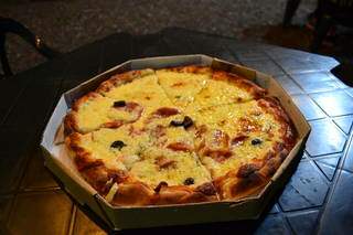 Uma das pizzas, de oito pedaços, com queijo e calabresa. (Foto: Bárbara Cavalcanti)