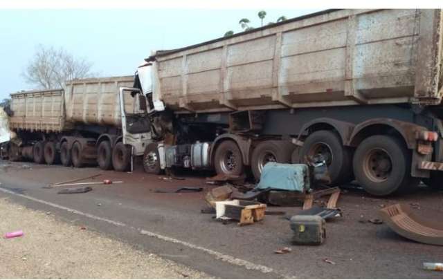 Duas pessoas morrem em engavetamento de quatro carretas com min&eacute;rio na BR-262