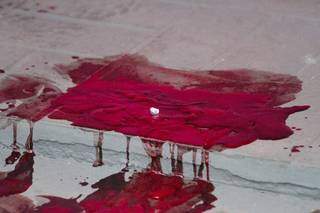 Cal&ccedil;ada fica lavada de sangue ap&oacute;s homem ser esfaqueado em briga de fam&iacute;lia 