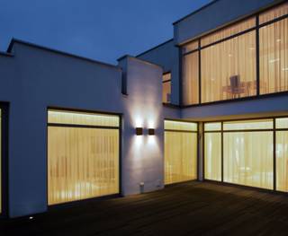Arandela com Led integrado é tendência em fachadas e áreas externas. (Foto: Reprodução site www.leroymerlin.com.br)