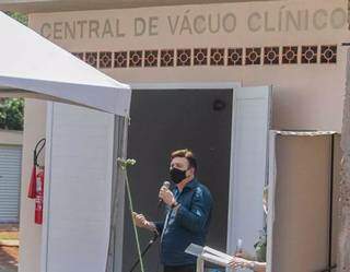 Superintendente do hospital, Cláudio César da Silva, no ato de inauguração do sistema (Foto: Marcos Maluf)