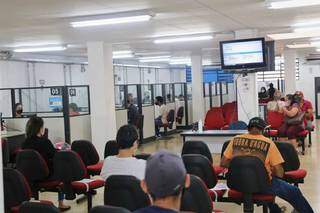 Trabalhadores aguardando atendimento na sede da Funsat, em Campo Grande. (Foto: Arquivo/Paulo Francis)