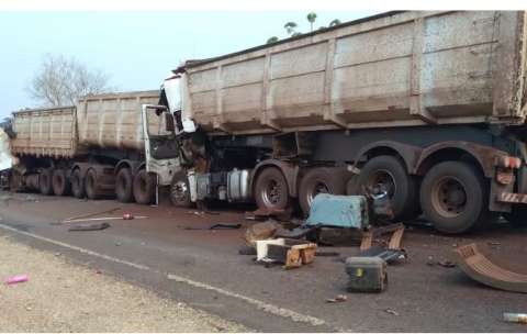 Duas pessoas morrem em engavetamento de quatro carretas com minério na BR-262