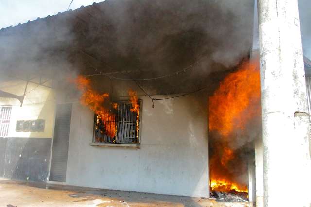 Inc&ecirc;ndio destr&oacute;i lanchonete e acaba com renda de fam&iacute;lia no Monte Castelo