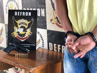 O homem preso pela Defron e a pistola israelense encontrada com ele. (Foto: Divulgação)