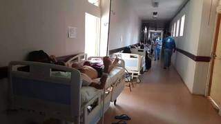 Pacientes em corredor do PAM no Humap. (Foto: Direto das Ruas)