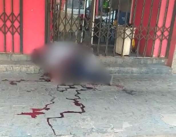 Na porta de loja, homem &eacute; morto a tiro e seguran&ccedil;a diz que foi acidente