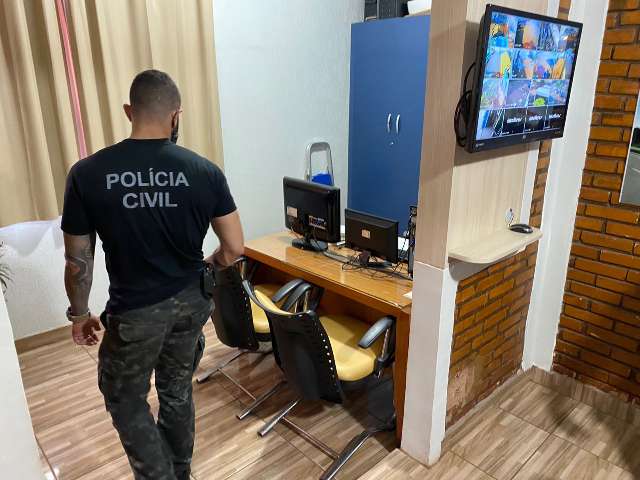 Dois ex-servidores s&atilde;o presos em esquema denunciado por prefeito em julho