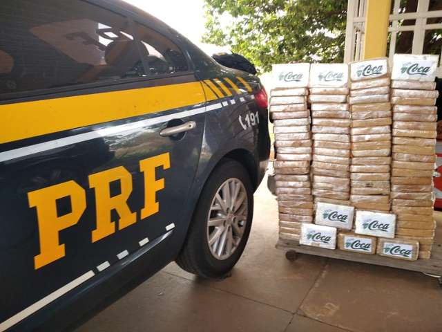Mulher &eacute; presa na frente das filhas ap&oacute;s ser flagrada com 100 quilos de drogas