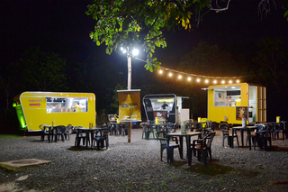 Trailers oferecem opções de lanches, pizzas, pastéis e hot dogs no Bairro Pioneiros. (Foto: Bárbara Cavalcanti)