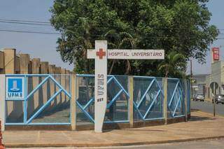 Entrada do Hospital Universitário, em Campo Grande. (Foto: Marcos Maluf)