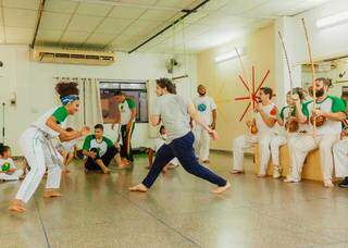 Jamylle à esquerda brincando na roda de capoeira no Centro Comuntário da Mata do Jacinto. (Foto: Arquivo Pessoal)