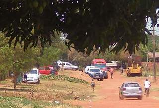 Movimentação no local onde ocorreu crime. (Foto: Jardim MS News)