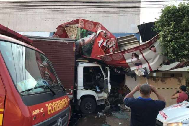 Motorista de caminhão perde controle da direção e invade loja de roupas