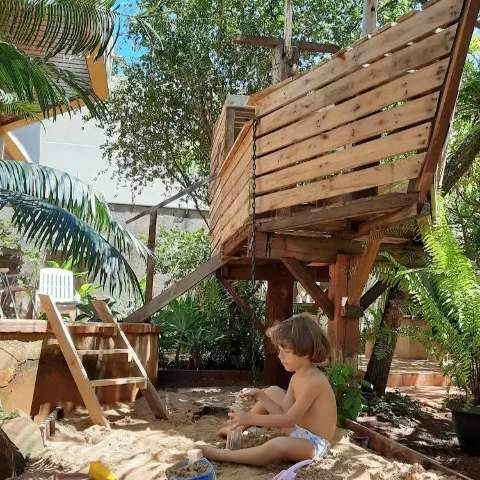 Com palete, pai constrói barco na árvore para filho virar “marinheiro”