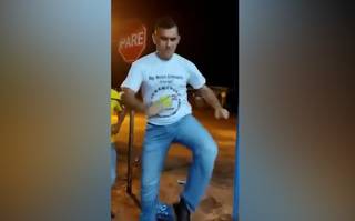 Néstor Ramón Echeverria dançando com amigos minutos antes de ser morto. (Foto: Reprodução)
