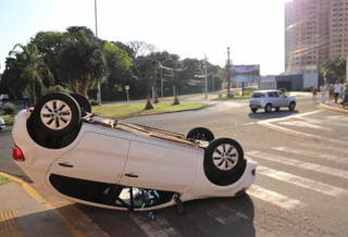 Volkswagen Gol capotou na rotatória da Avenida Rachid Neder. (Foto: Arquivo/Paulo Francis)