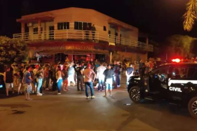 Jovem &eacute; assassinado com 7 tiros ap&oacute;s briga durante com&iacute;cio em pra&ccedil;a