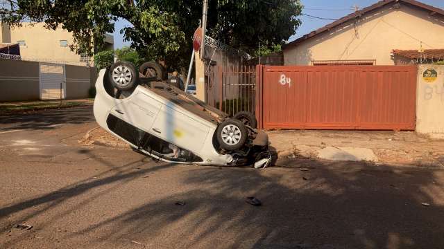 Carro capota em cruzamento ao ser atingido por Pálio que furou preferencial