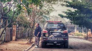 Policiais na casa do rapaz preso em flagrante por extorsão. (Foto: Divulgação/Polícia Civil)