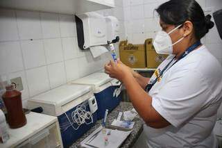 Vacinadora prepara aplicação de vacina que faz parte da campanha de multivacinação (Foto: Paulo Francis)