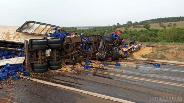 Morador de MS morre em acidente entre carretas no Paran&aacute; 