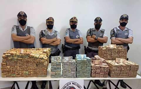 Polícia paulista encontra quase R$ 12 milhões em carreta com placas de MS
