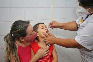 Andressa levou o filho, de quatro anos, para se vacinar na manhã de hoje (Foto: Paulo Francis)