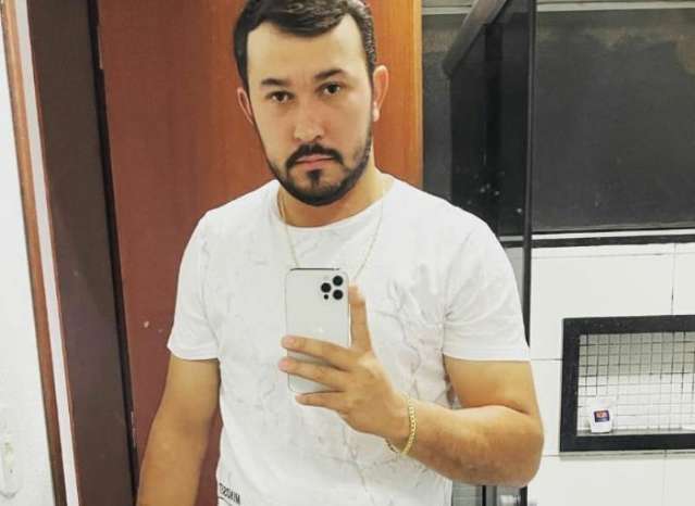Pol&iacute;cia descarta motiva&ccedil;&atilde;o pol&iacute;tica em assassinato durante com&iacute;cio e ca&ccedil;a autor