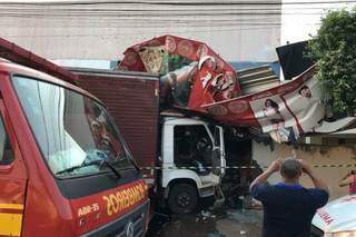Caminhão invadiu loja de roupas em Três Lagoas depois de motorista perder controle da direção. (Foto: Hoje Mais)