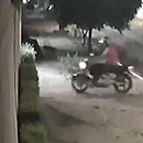 Homem bate motocicleta contra portões de 2 casas durante madrugada